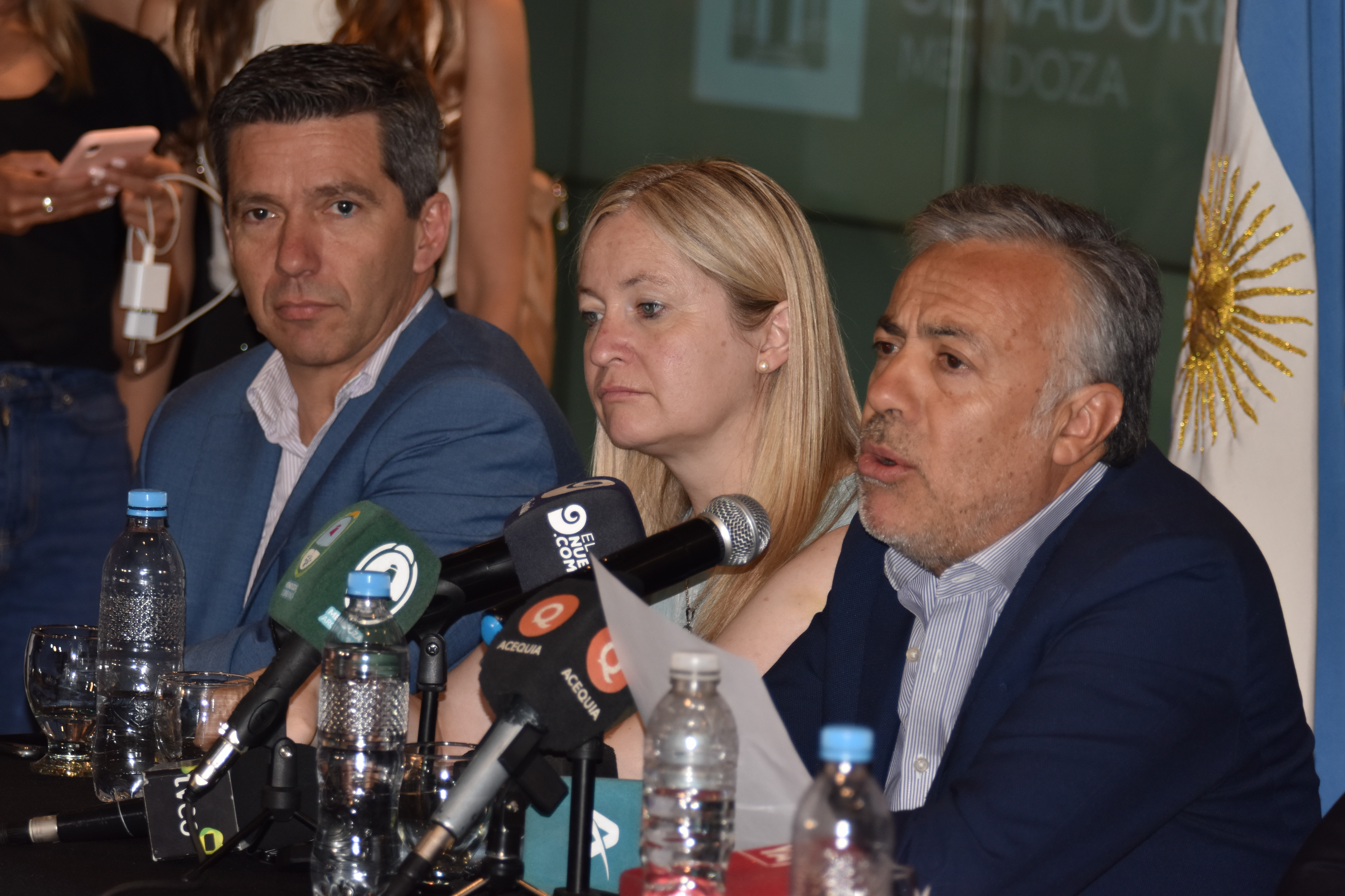 Cornejo presentó en la Legislatura el proyecto que busca modificar la Ley de Ministerios